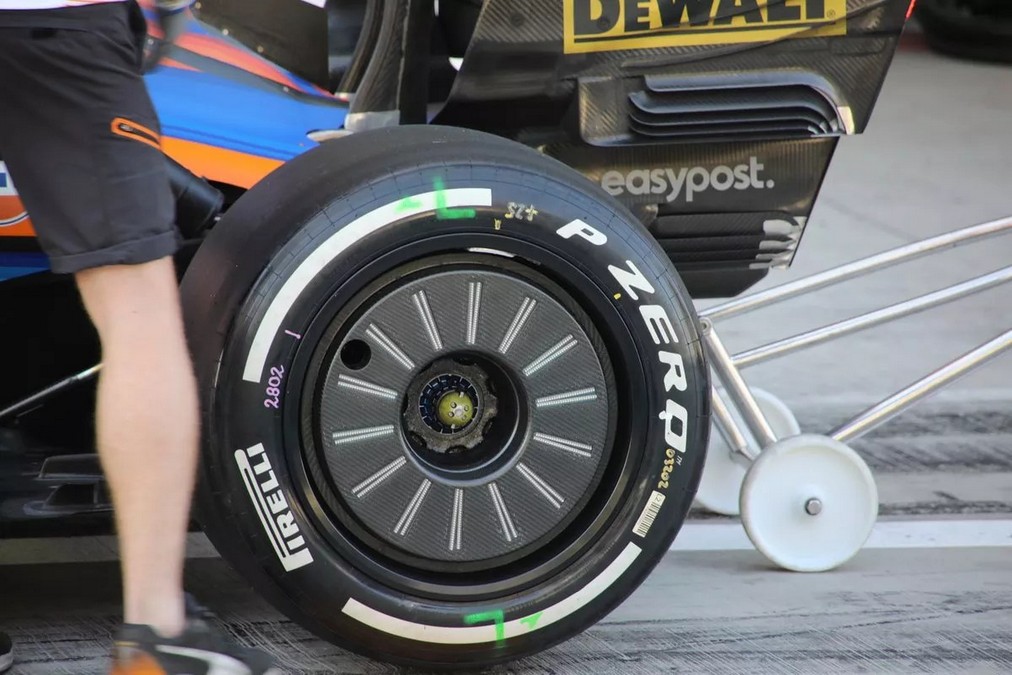 McLaren copriruota LED pneumatici Pirelli
